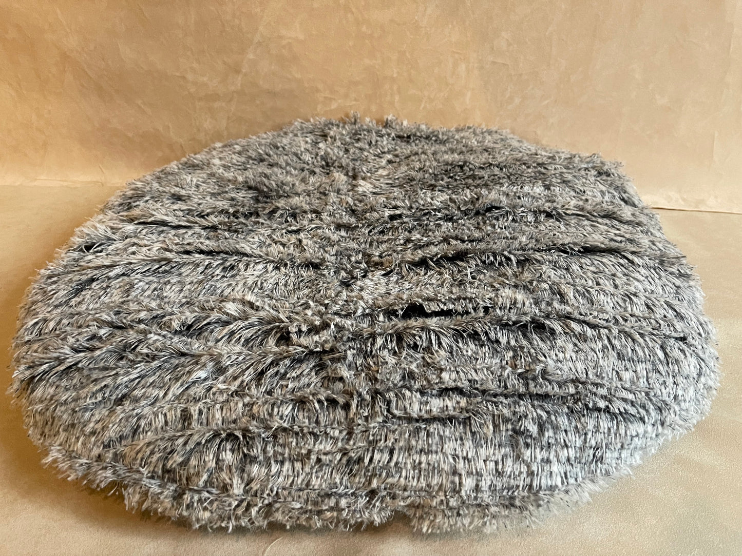 Coussin oval poilu bicolor gris/noir