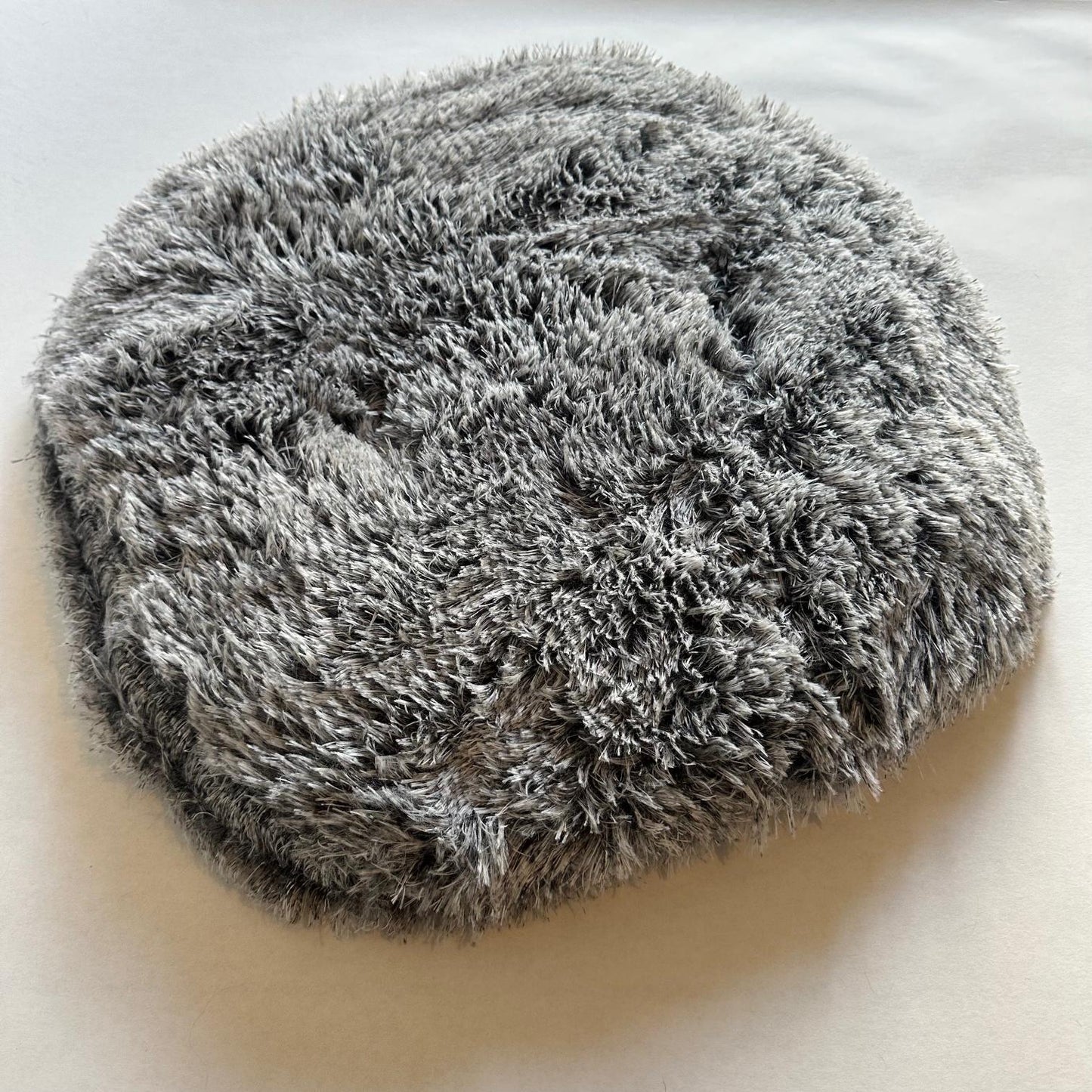 Coussin oval poilu bicolor gris/noir
